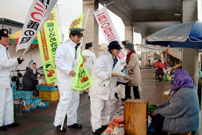 三条市・二七の定期市で正しい110番通報の利用を広報する三条署員