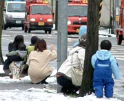 パレードを見学、手を振る親子