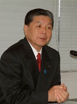 記者会見で4月の燕市長選への不出馬を表明する小林市長