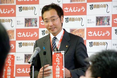 13日、会見する国定勇人三条市長