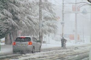 13日朝は猛烈な暴風雪で三条市は最大風速28.2メートル、最大2,900戸が停電、気温は午前9時から氷点下