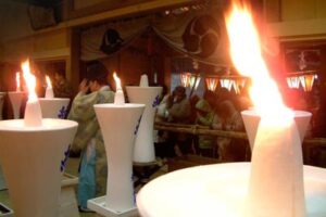 小正月の厳寒の夜に三条市・八幡宮で献灯祭、大ろうそくの火を夜通しともして1年の家内安全、商売繁盛を祈る