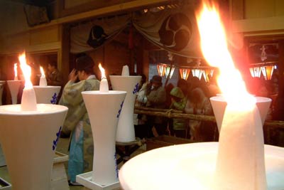14日夜から行われた三条市・八幡宮の献灯祭