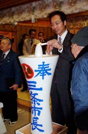 大ろうそくに火をともす国定三条市長