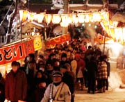参道で参拝の順番を待つ人たちの行列