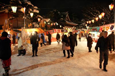 てかてかに凍った八幡宮の境内