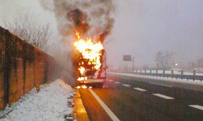 北陸自動車道下り線の三条燕インターチェンジ付近で炎上した大型バス（読者提供）