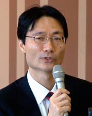 会見する鈴木氏