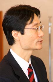 会見する鈴木氏