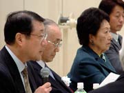 左から坂副社長、小池市長、曽野綾子さん