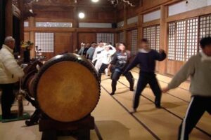 2月3日の節分会本番に向けて本成寺本堂で行われている本成寺鬼踊り奉賛会の練習