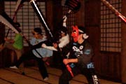 面をつけて道具をもった練習も