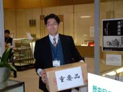 重要品と書いた箱を持ち出す参加者