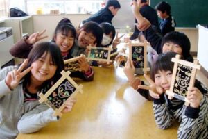 三条・燕・西蒲仏壇組合の出張授業で額入りの飾りを製作した燕市松長小の5,6年生