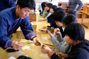 金ぱくを張る作業