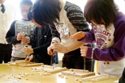 のみで木地を削り落として額を作成
