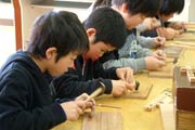 銅版に釘を加工したたがねで金具加工を体験