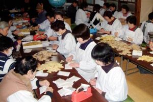 本成寺の節分会で販売する福豆の袋詰め作業を行う本成寺婦人会