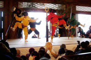3日行われた本成寺節分会の鬼踊り