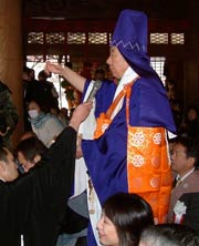 皮切りに豆を投げる椿沢貫首はじめ