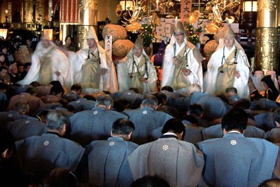 木剣を打ち鳴らして厄災を払う山内寺院住職