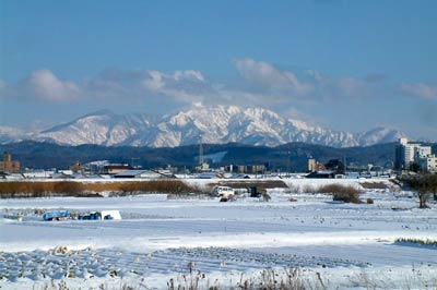 4日午後、三条市下須頃地内から抜けるような青空と粟ヶ岳