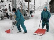 スノーダンプで雪かきする市民