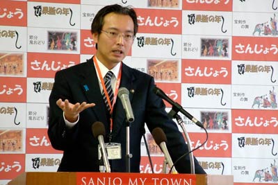 定例会見する国定市長