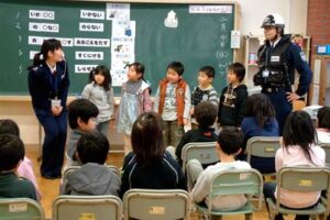 新潟綜合警備保障のガードマンを講師に燕市・松長小で「ALSOKあんしん教室」