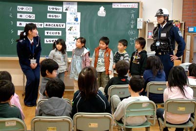 10日に燕市松長小で行われた「ALSOKあんしん教室」