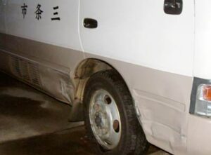 交差点で車とぶつかってボディー右前部がへこんだ栄中央小のスクールバス