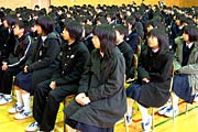 講話に聞き入る生徒