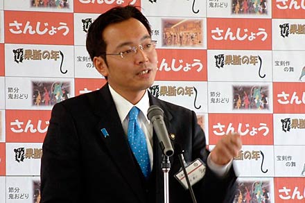 臨時記者会見を行う国定市長