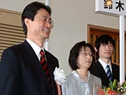 来場者を見送る鈴木夫妻