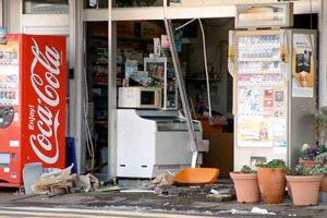 ミニパトカーが突っ込んで請われた店舗