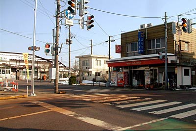 事故のあった「三条駅前」交差点、右がミニパトが突っ込んだ店舗、左奥が三条駅