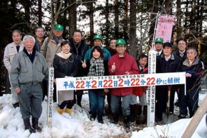 創立50周年で加茂山公園にウコンザクラを植樹した加茂ロータリークラブ会員