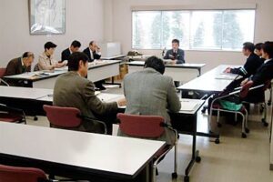 燕市長選挙立候補者説明会に出席したのは鈴木陣営だけ
