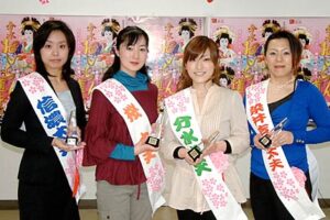 第69回おいらん道中のおいらん役に決まった4人、左から信濃太夫の小竹さん、桜太夫の笠原さん、分水太夫の荒木さん、染井吉野太夫の安川さん