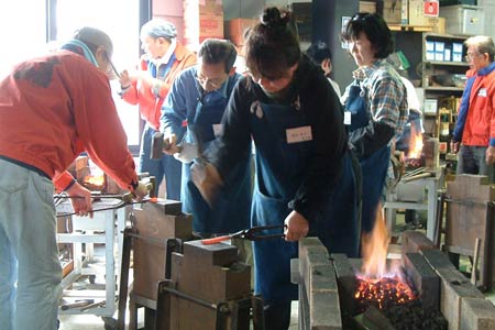 さんじょう鍛冶道場1泊2日初級コースで自由作品づくりに没頭する参加者