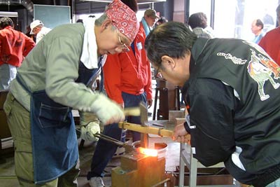 真っ赤に焼ける材料を前に自然と肩に力が入り、集中