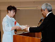 草野学院長から学院長賞を受ける鈴木さん