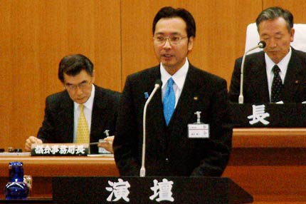 三条市の3月定例会初日、施政方針演説を行う国定市長