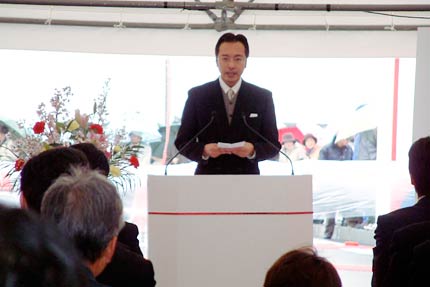 式辞を述べる国定市長