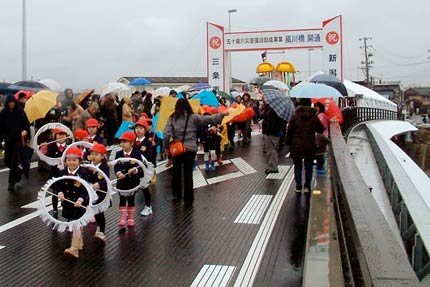 渡り初めを先導する若幼稚園園児