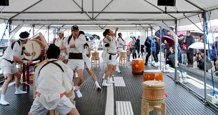 アトラクションの三小相承会による和太鼓演奏