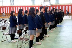 最後の卒業式の予行演習を行う県立燕高校の第33回卒業生