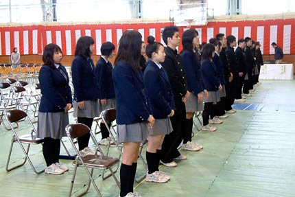 最後の卒業式の予行演習を行う県立燕高校の第33回卒業生