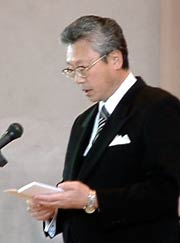 式辞を述べる八幡校長