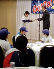 卒団生に卒団証書を手渡す野島団長